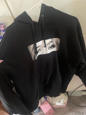 AUTHENTIC BRAND NEW HILARY DUFF LUCKY ME TOUR 2026 CONCERT MERCH HOODIE